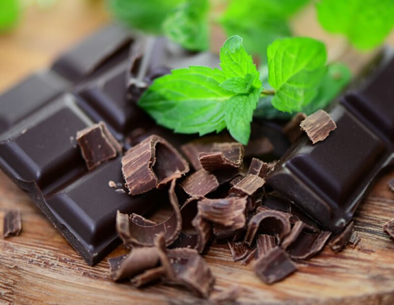 El chocolate oscuro contiene antioxidantes y feniletilamina que ayudan a sentirnos felices y relajados.
