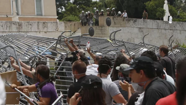 La policía antidisturbios disparó salvas de gases lacrimógenos para hacer retroceder a los manifestantes, que agredían a los agentes con botellas y basura.