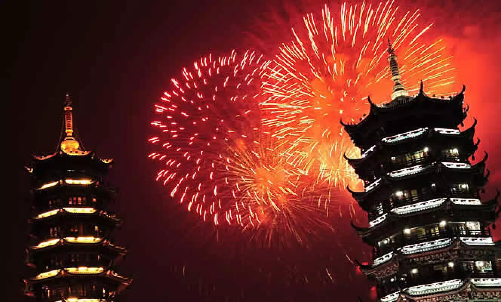El cielo de Beijing, China, se iluminó así el jueves para la celebración de 6 décadas de la fundación de la República Popular de China.