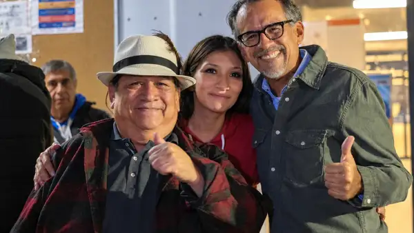 Mario García Puga, promotor cultural de Tepito, junto a Javier Hidalgo, secretario del Deporte de la CDMX y una mujer.