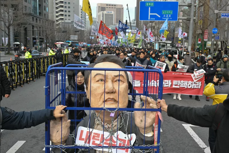Manifestantes de un grupo sindical participan en una protesta que pide la destitución del presidente de Corea del Sur, Yoon Suk Yeol, frente al Ayuntamiento de Seúl el 12 de diciembre de 2024.