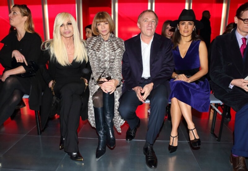 Hayek acompañada de su esposo y dos grandes figuras de la moda, Donatella Versace y Anna Wintour.