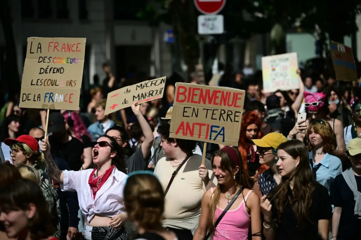 Los manifestantes asisten a un mitin contra la derecha después de que el presidente francés convocara elecciones legislativas tras los logros significativos de los partidos de la derecha en las elecciones al Parlamento Europeo, en Lyon el 16 de junio de 2024.