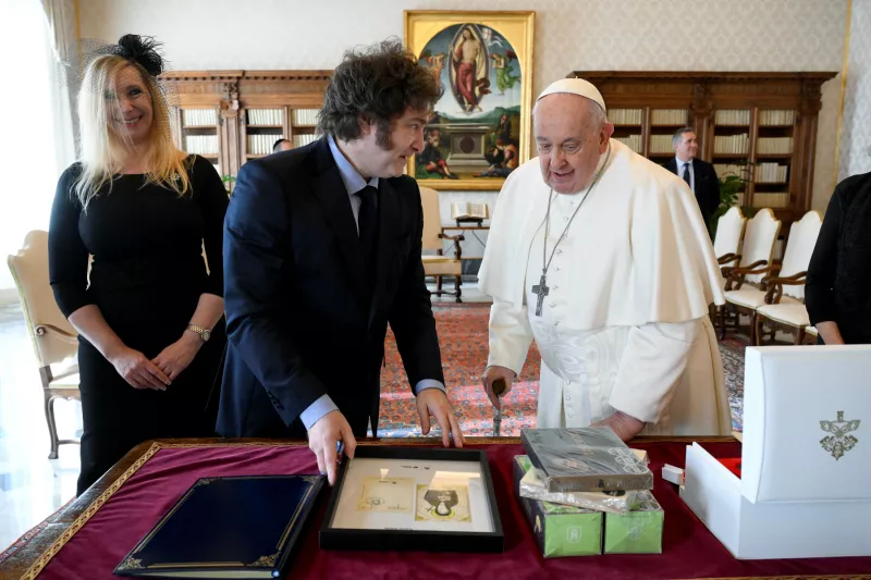 El Papa Francisco se reúne con el presidente argentino Javier Milei y su hermana Karina Milei en el Vaticano, el 12 de febrero de 2024.