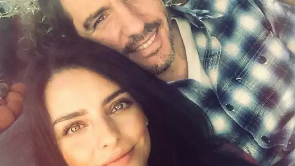 Aislinn Derbez compartió algunos detalles de su boda con Mauricio Ochmann y habló del futuro de su vida juntos mientras promociona su último proyecto: la película Compadres.