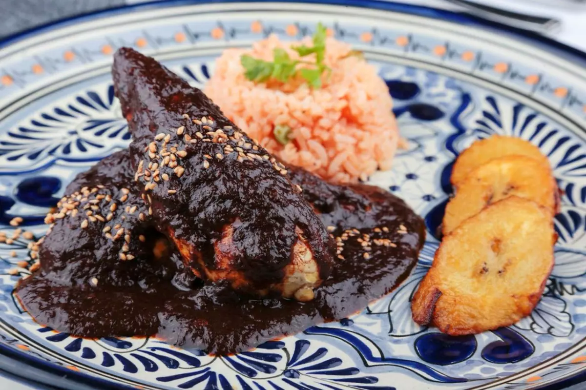 Pechuga de pollo en mole negro infusionado con zarzamora