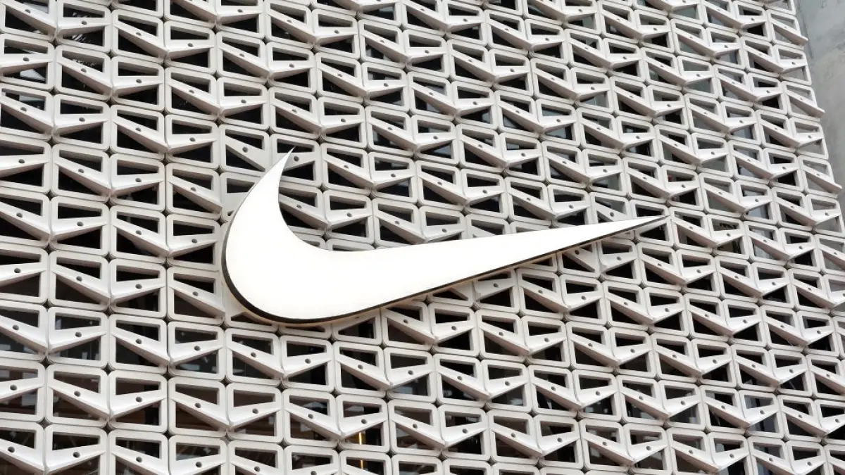 Logo de Nike sobre fachada de un edificio.