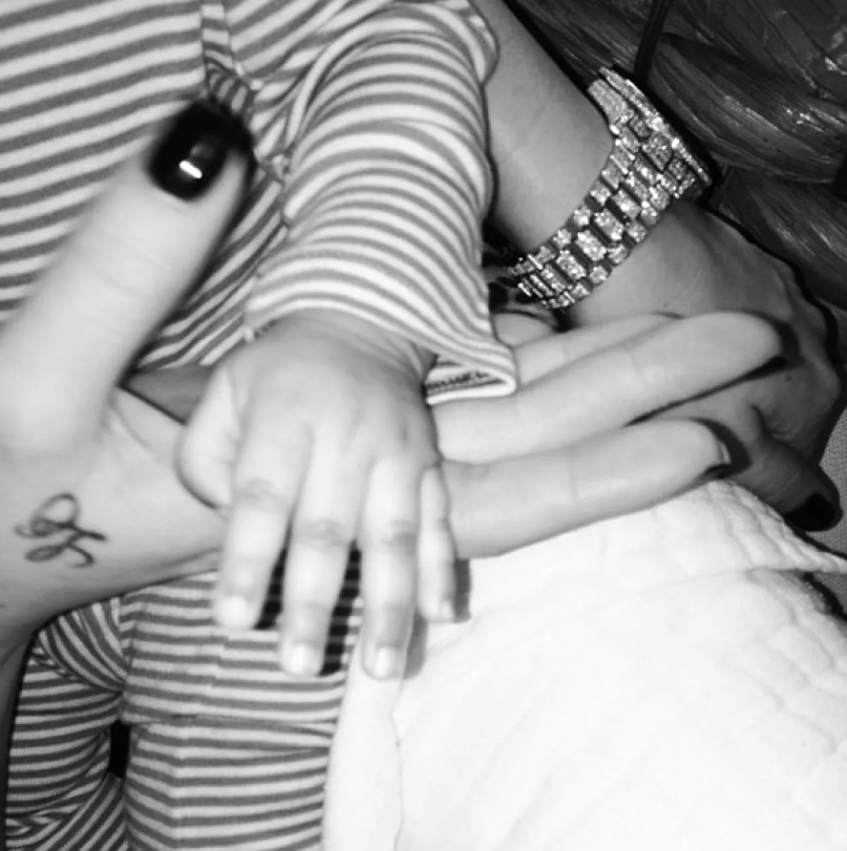 Khloé subió esta foto donde aparece la mano de Nori.