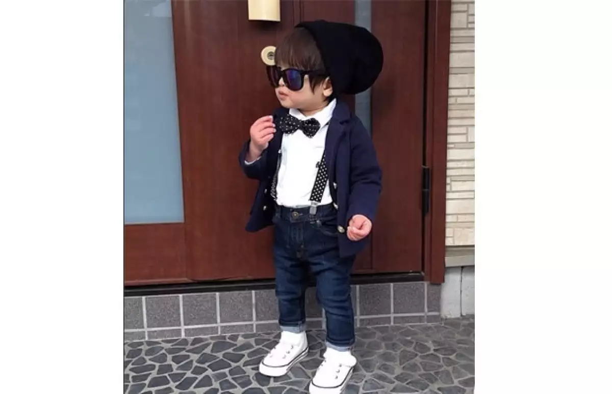 Su madre es una fashionista japonesa que desde que estaba embarazada enloqueció armando el guardarropa de su hijo. A su corta edad sólo ha repetido un par de jeans.