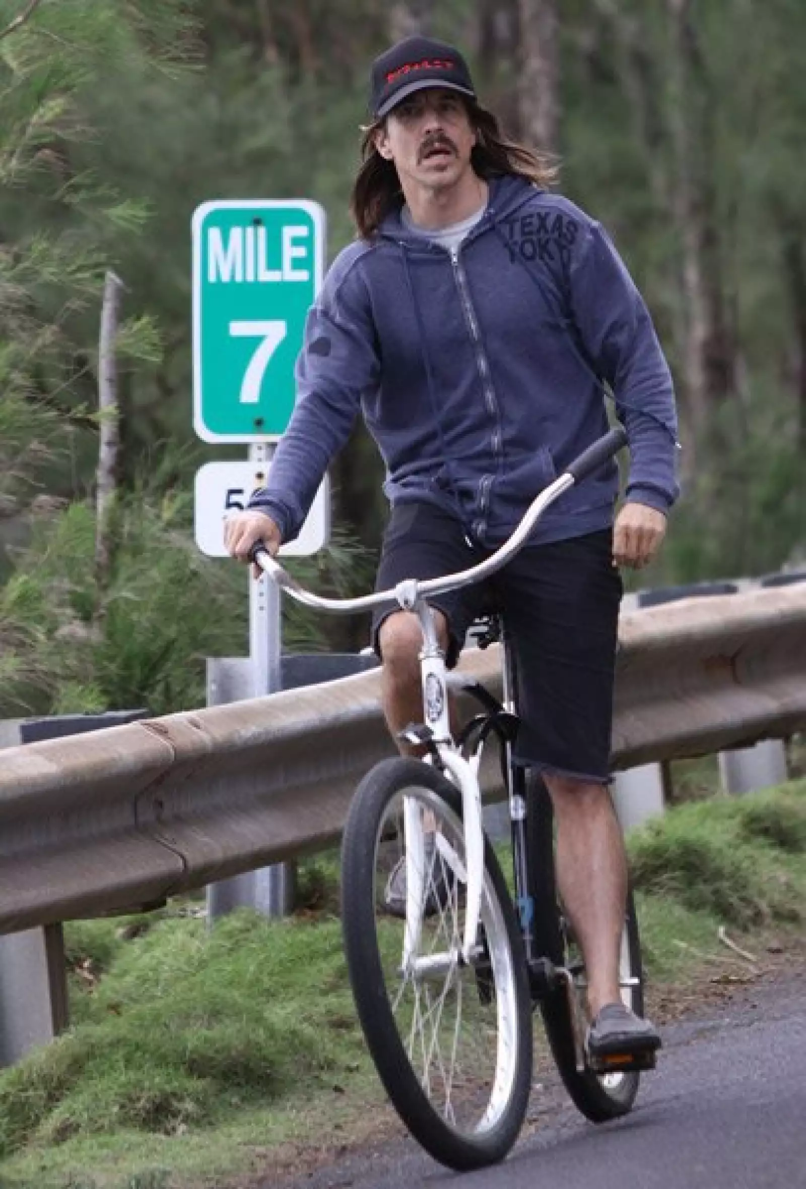 Anthony Kiedis, vocalista de Red Hot Chili Peppers se fue a  Hawai y aprovechó para pasear en bici.