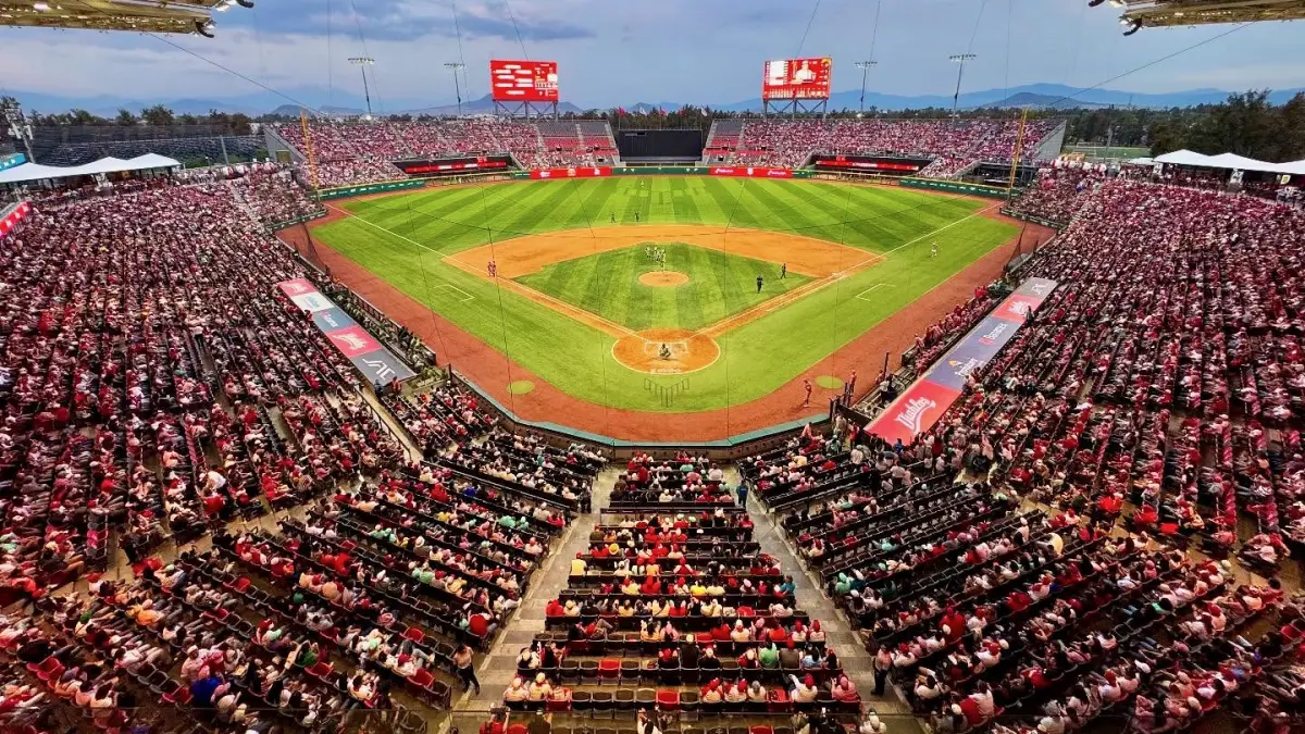 El béisbol vive su apogeo en México mientras la avalancha de publicidad transforma el juego