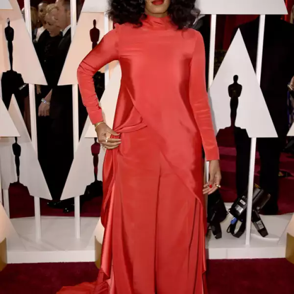 Solange usó un diseño rojo de Christian Siriano que no favorece su figura.