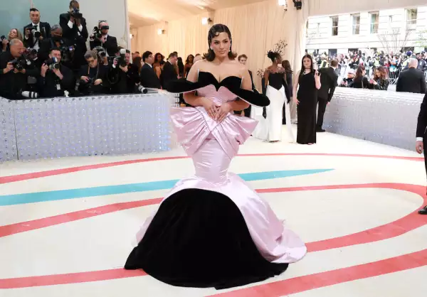 Ashley Graham en un vestido bicolor rosa y negro durante la Met Gala 2023. 
