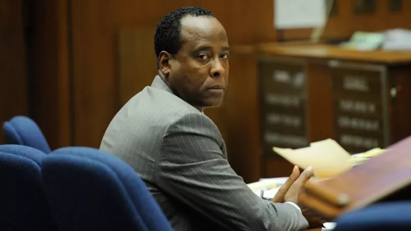 El médico Conrad Murray asiste a una audiencia