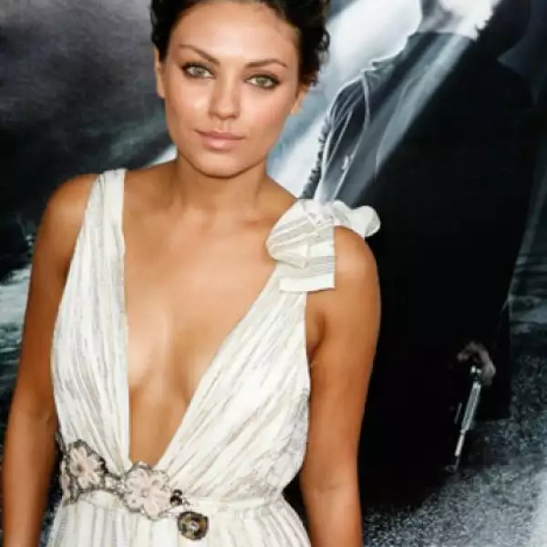 La actriz origen ucraniano Mila Kunis está en el quinto lugar. Es famosa por sus papeles en series de televisión interpretando a Jackie Burkhart de That 70s Show y ser la voz de Meg Griffin en Padre de Familia.