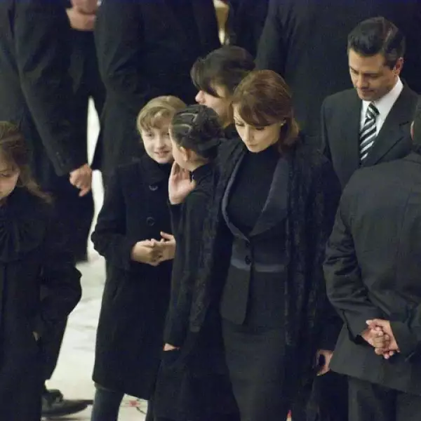 En todo momento, tanto Peña Nieto, Rivera y sus hijos guardaron laa seriedad que el momento requería.