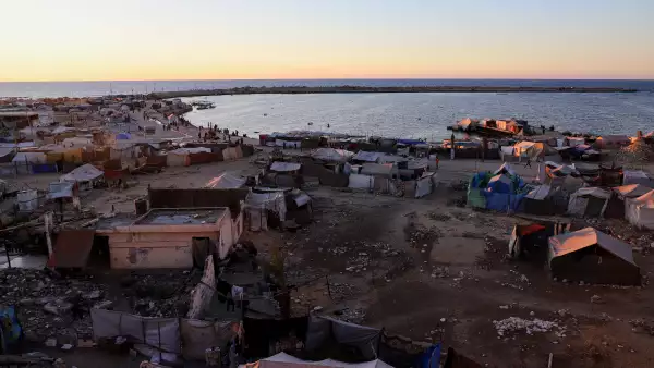 Los palestinos desplazados se refugian en tiendas de campaña después de huir de sus hogares debido a la ofensiva militar israelí en la ciudad de Gaza, el 7 de octubre de 2025.