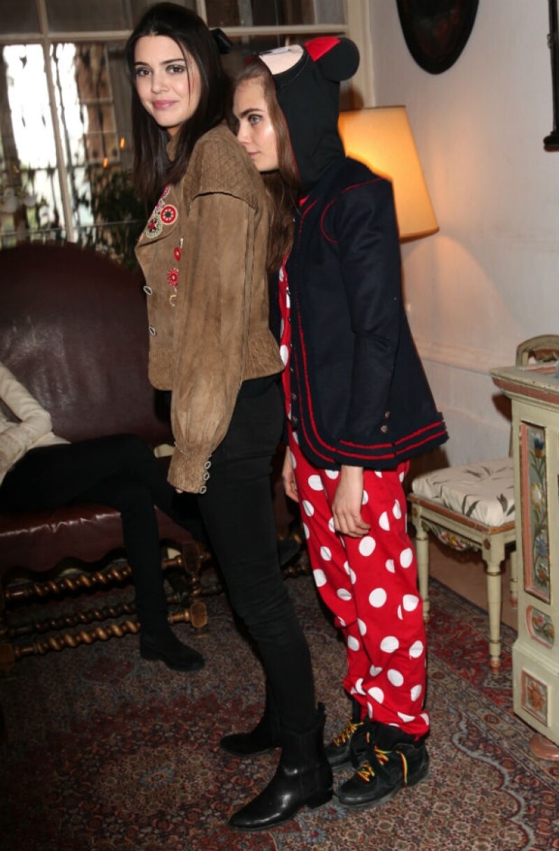 Cara y Kendall se relajan antes de prepararse para portar la colección de Chanel.