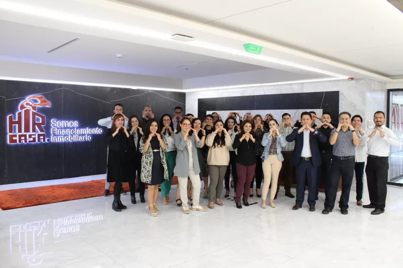 Varias personas de pie posando para una foto.