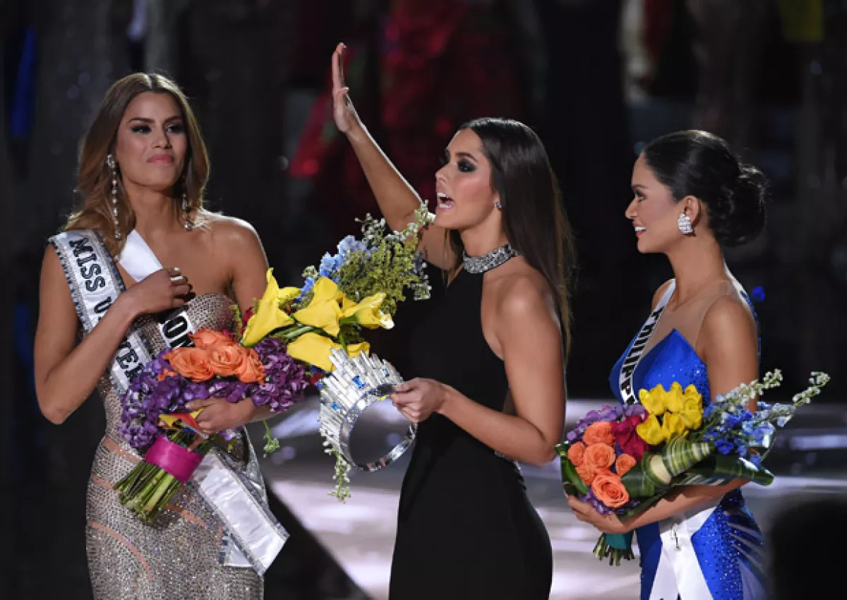 El momento en el que Miss Filipinas recibe el reconocimiento como Miss Universo 2015.