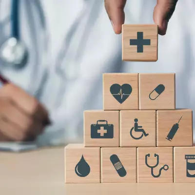 Concepto de seguro médico para su salud donde una mano sostiene un bloque de madera con icono de atención médica