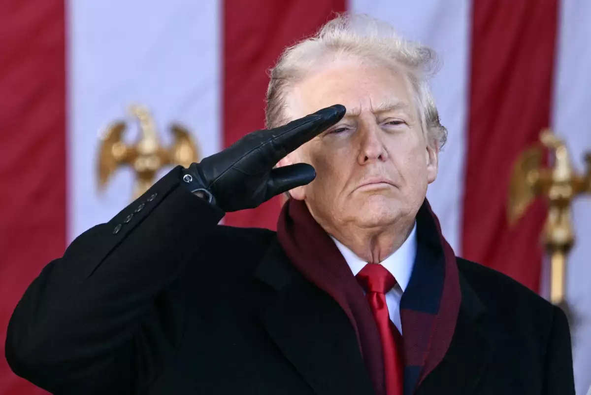 El presidente de los Estados Unidos, Donald Trump, saluda al final de una ceremonia del Día de los Veteranos en el Cementerio Nacional de Arlington en Arlington, Virginia, el 11 de noviembre de 2025.