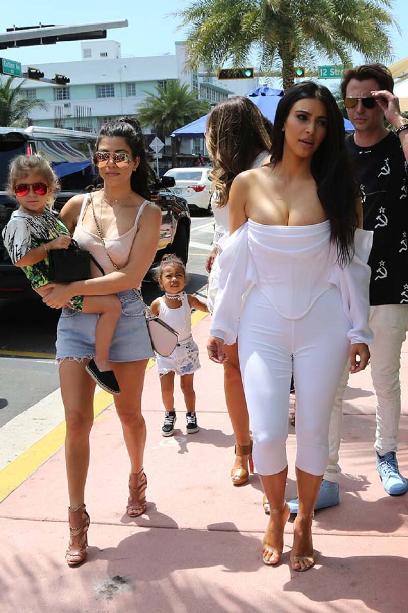 Kim estuvo acompañada en Miami de su hermana Kourtney, su sobrina Penelope y su hija North.