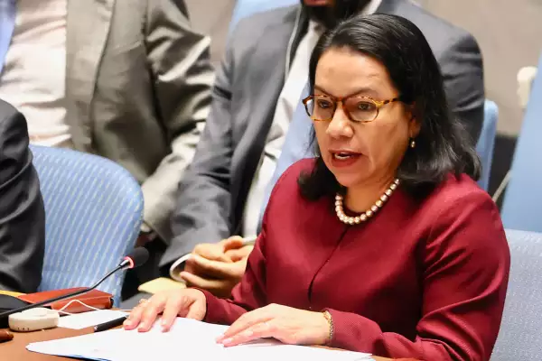 António Guterres, Secretario General de la ONU, escucha mientras la embajadora Carolyn Rodrigues-Birkett, Representante Permanente de Guyana ante la ONU y presidenta del Consejo de Seguridad para el mes de junio, habla durante una reunión del Consejo de Seguridad de las Naciones Unidas sobre las amenazas a la paz y la seguridad internacionales en la sede de las Naciones Unidas el 22 de junio de 2025 en la ciudad de Nueva York.