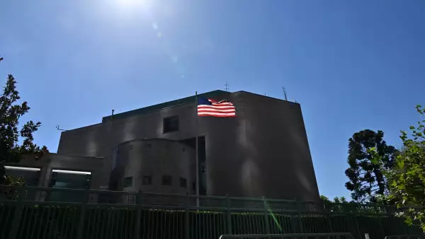 Una bandera de los Estados Unidos ondea en la Embajada de los Estados Unidos en Santiago el 23 de febrero de 2026. El gobierno estadounidense anunció el 23 de febrero de 2026, la revocación de las visas de tres funcionarios chilenos, a quienes no identificó, por actividades que "socavaron la seguridad regional", una acusación que Chile niega.