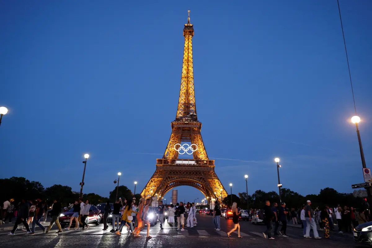 Los anillos olímpicos son instaladas en la Torre Eiffel