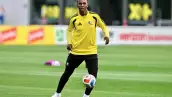 El defensor de Sudáfrica #03 Khulumani Ndamane participa en una sesión de entrenamiento en el sitio de entrenamiento del Club America en la Ciudad de México el 10 de junio de 2026, en vísperas del partido de fútbol de la Copa Mundial de 2026 entre México y Sudáfrica.