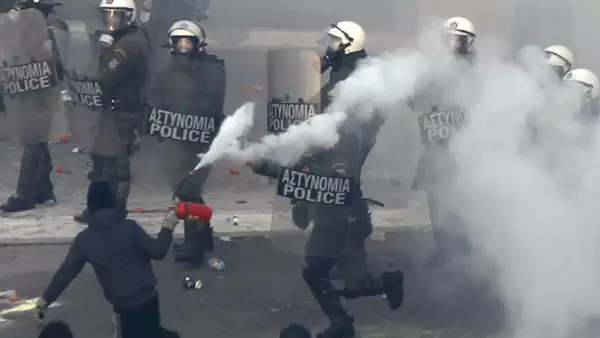 La mayoría de los inconformes empezaba a dispersarse, pero pequeños grupos continuaban enfrentándose a la Policía.