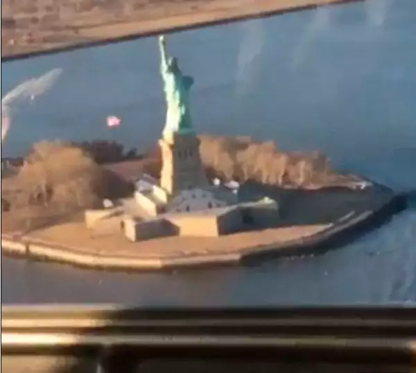 La pareja sobrevoló la Estatua de la Libertad.