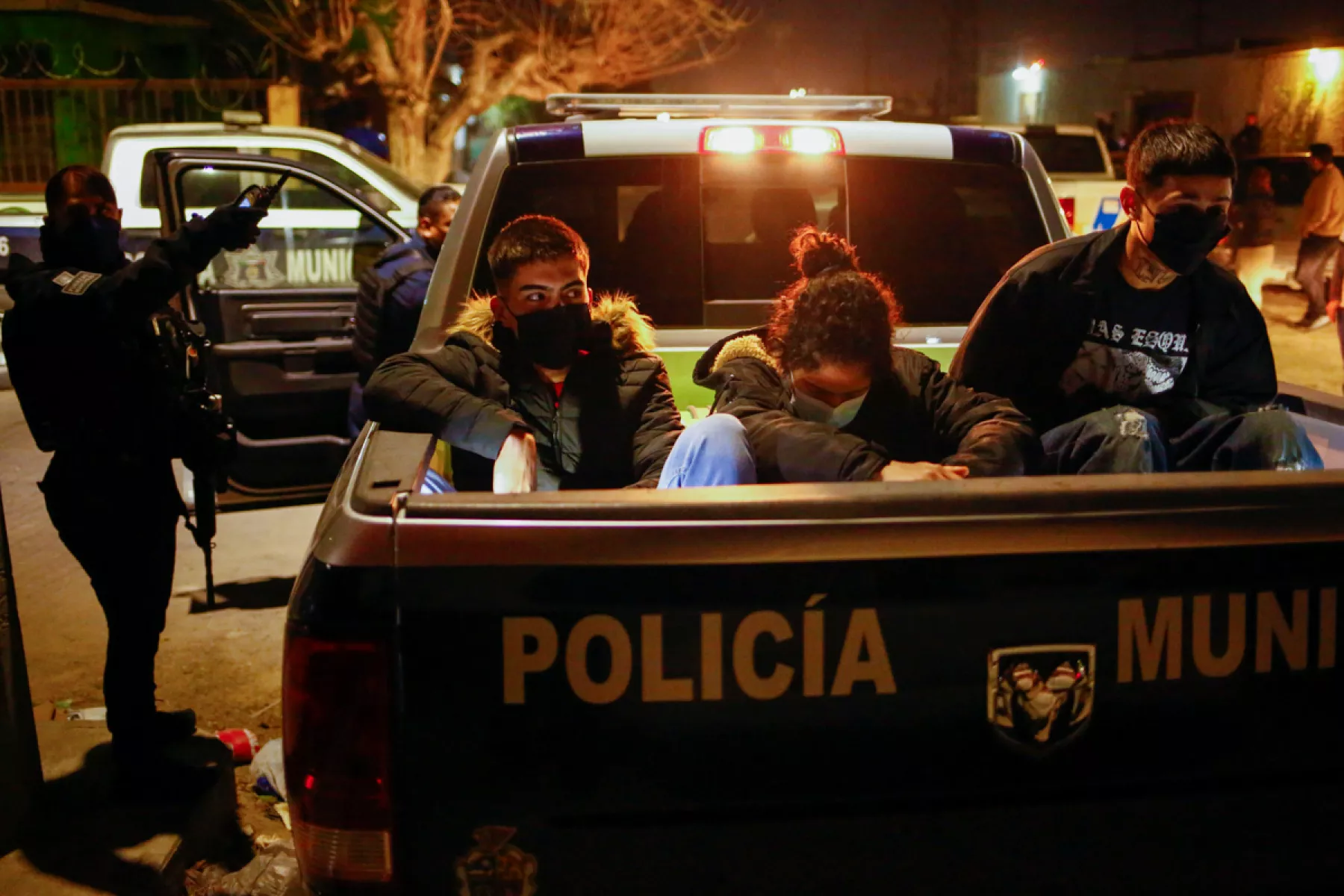 (Jóvenes son detenidos por policías municipales)