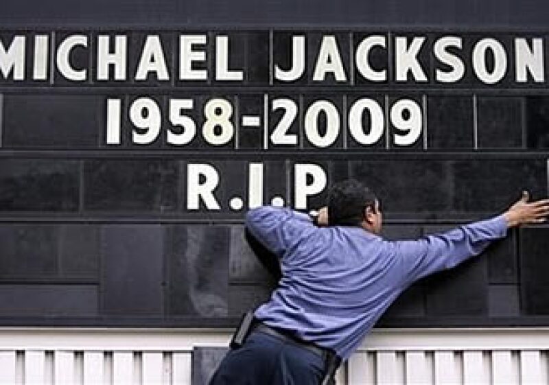 Quienes carecen de entradas a Stapless Center o Nokia Theater se reúnen en lugares públicos para seguir el memorial. En la foto, la rotulación del Holiday Inn. (Foto: AP)
