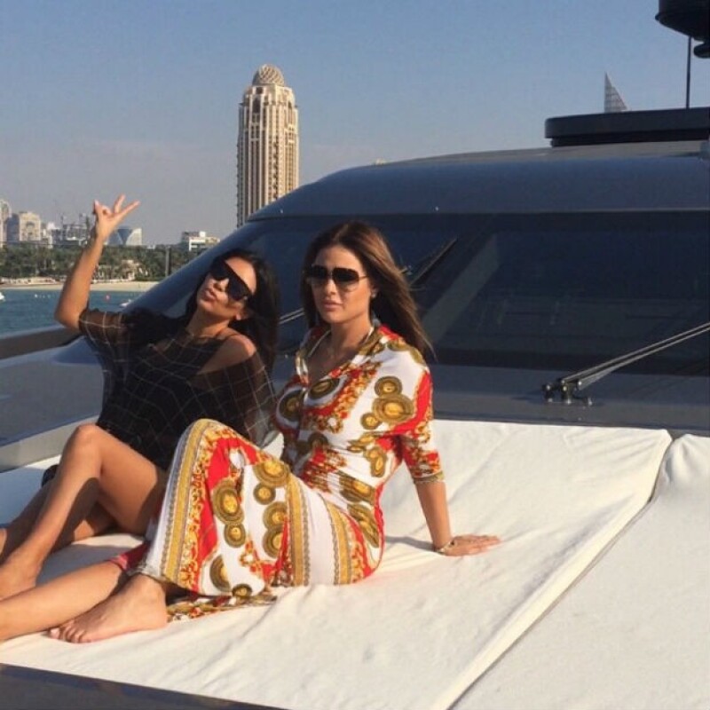 Kim y su amiga Carla Dibello desde un yate de lujo en Dubai. Ambas se hospedan en el lujoso hotel Atlantis The Palm.