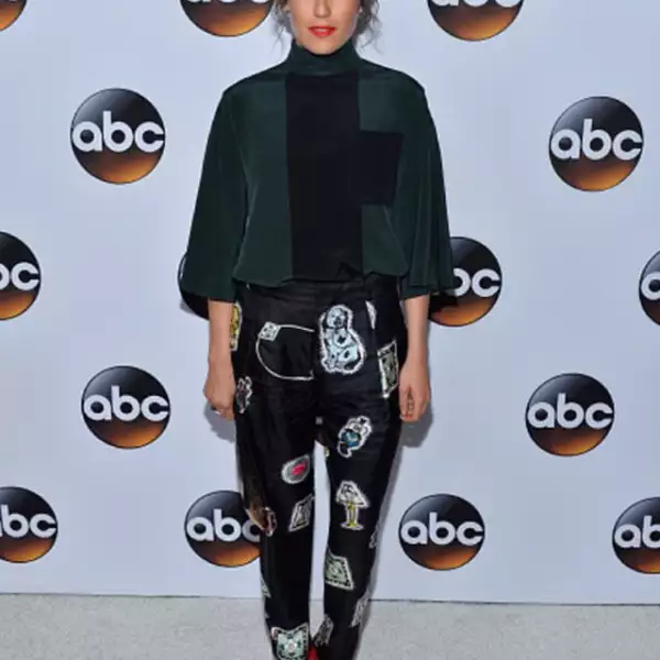 Recientemente, Karla acudió a un tour de prensa de su serie `How to get away with murder´ en un styling de Laura Spinella.