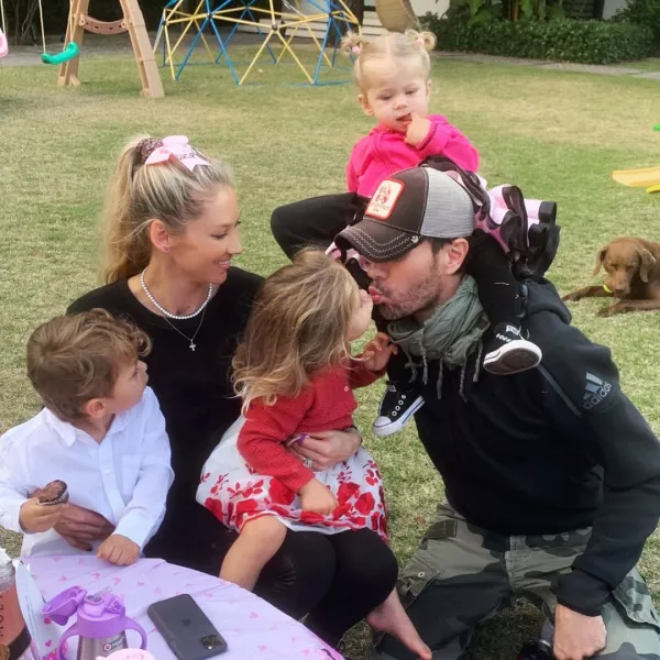 Enrique Iglesias besa a su hija