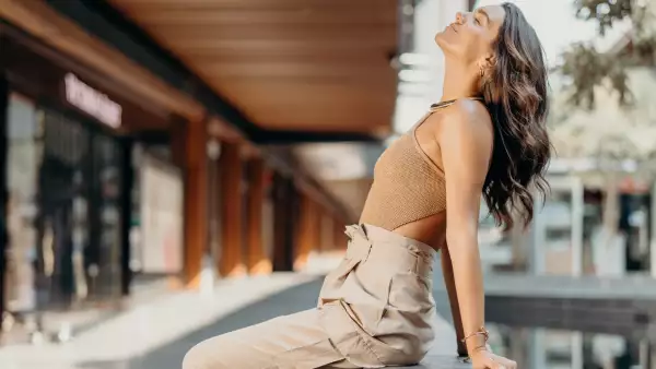 Una mujer posa en el centro comercial Antea, en Querétaro