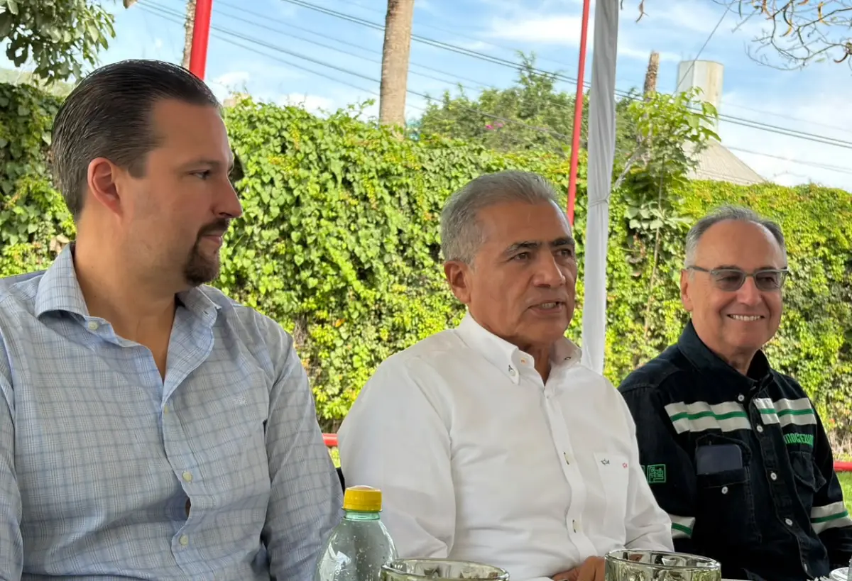Director general de Cementos Moctezuma, José Barroso en reunión con medios de comunicación. 