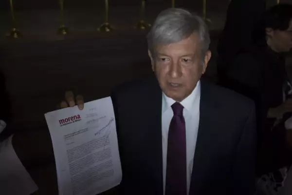 AMLO al momento de entregar una carta al presidente de la Corte de Justicia respecto a la consulta popular energetica.