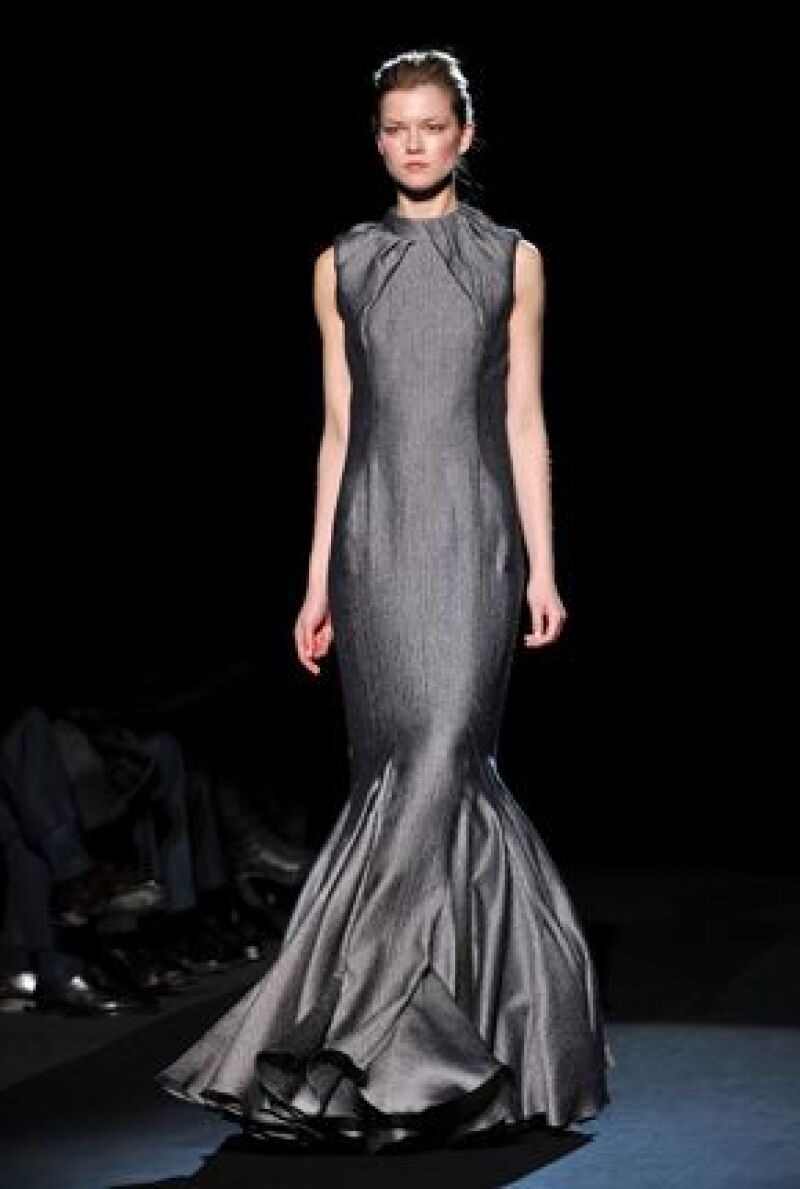 Mientras todo el mundo parece estar obsesionado con los años 80 en la Semana de la Moda, Carolina Herrera apeló a elementos decorativos del siglo XVIII.
