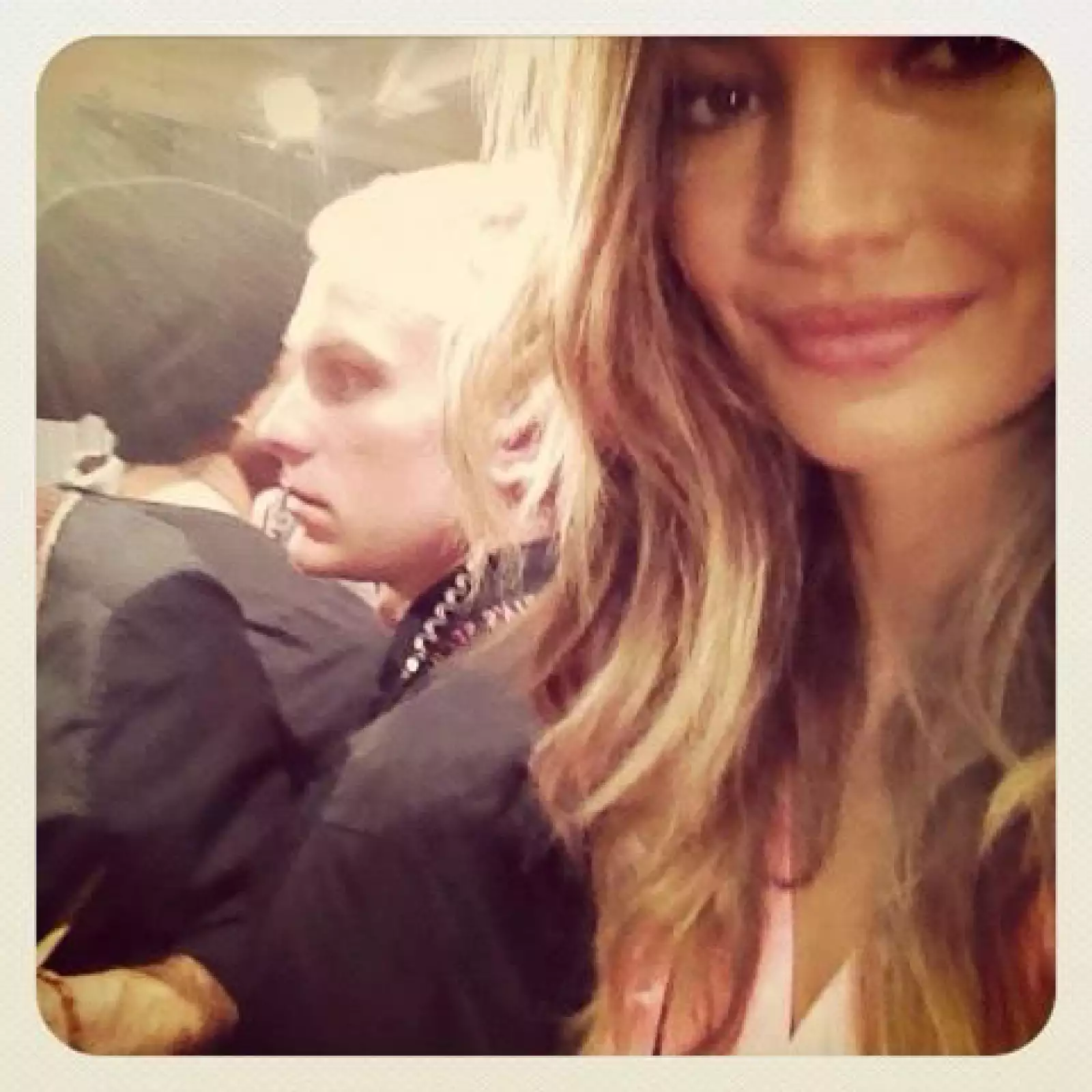 Lily Aldridge escribió: `Loca acción backstage´.