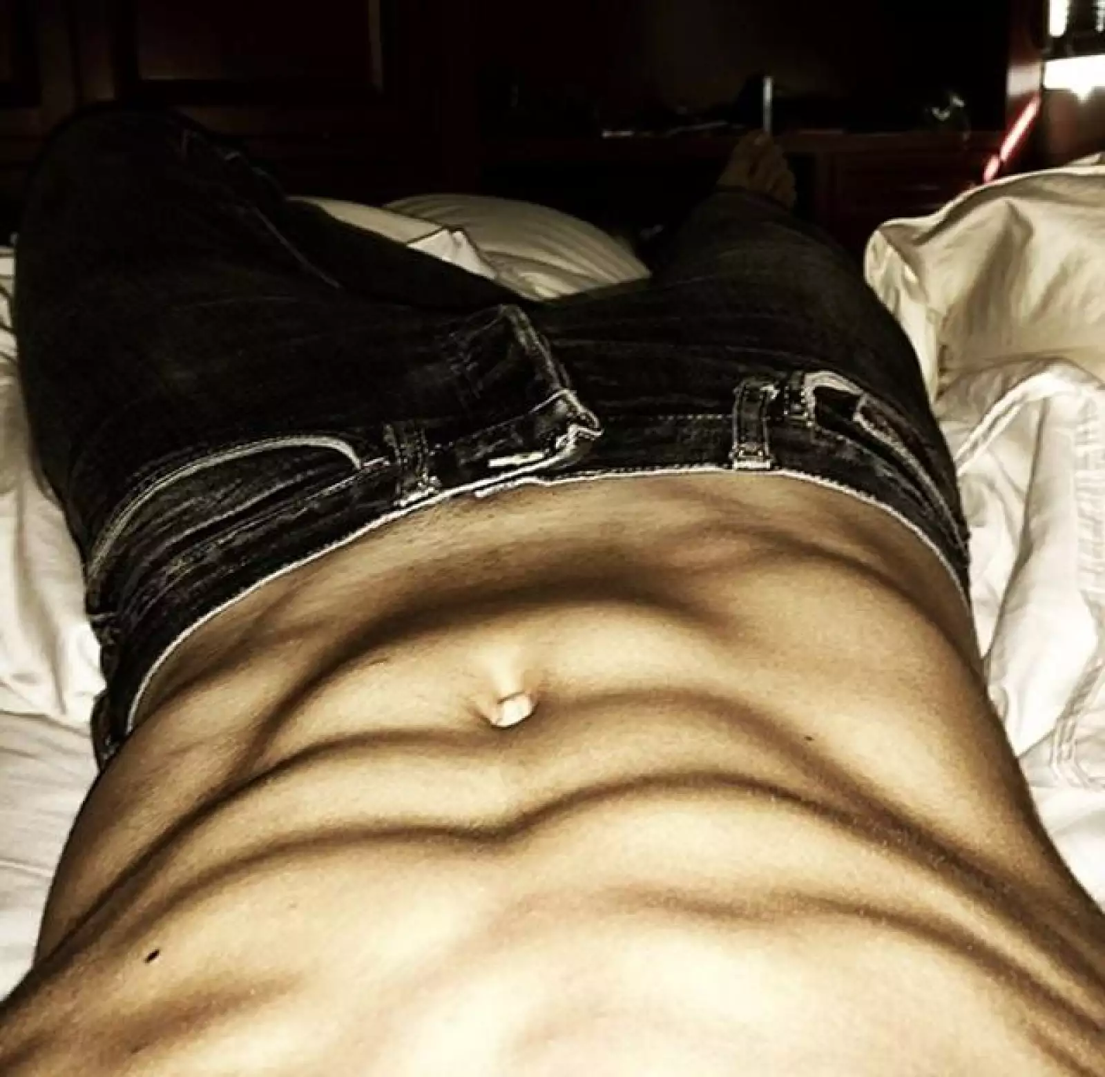 Sergio Jr. aparece con un six pack de envidia.