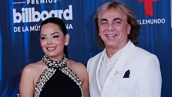 Cristian Castro junto a su nueva novia.