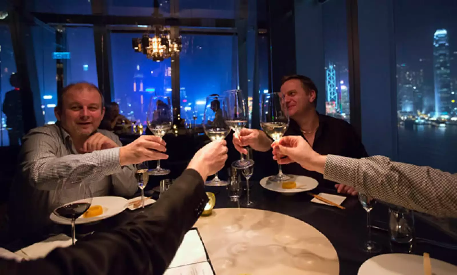 En Hong Kong, algunos celebraron con una cena de lujo que cotaba 272 dólares por persona.