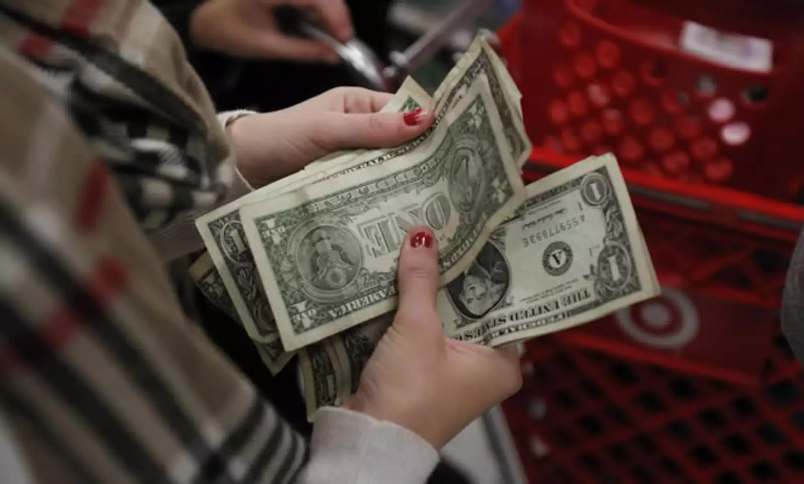 Se espera que los consumidores gasten casi 500,000 mdd durante la temporada de compras navideña, 3% más que el año pasado.