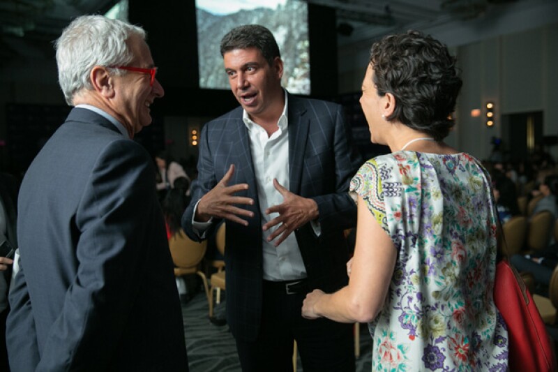 El empresario mexicano convivía en los pasillos antes de entrar a las conferencias.