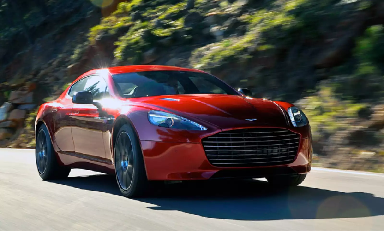 La pureza del diseño, la ejecución de precisión  y exquisita calidad, son  temas clave de  la  nueva gama  Vanquish,así como su suave y esculpida piel exterior de fibra de carbono. La fusión de lo estético y funcional son cruciales.