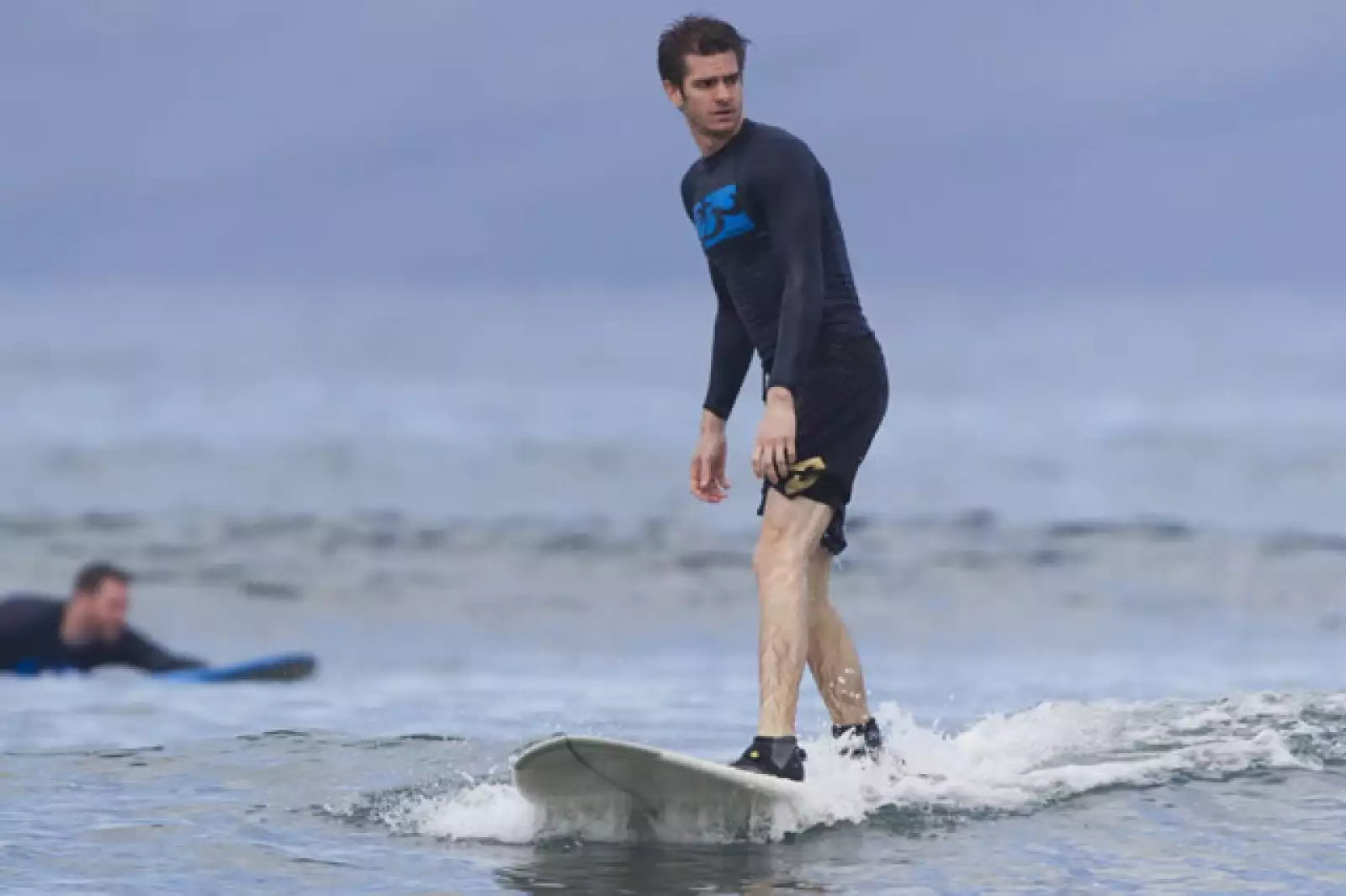 Andrew Garfield, el nuevo Spider-man, surfea en Maui, Hawai.